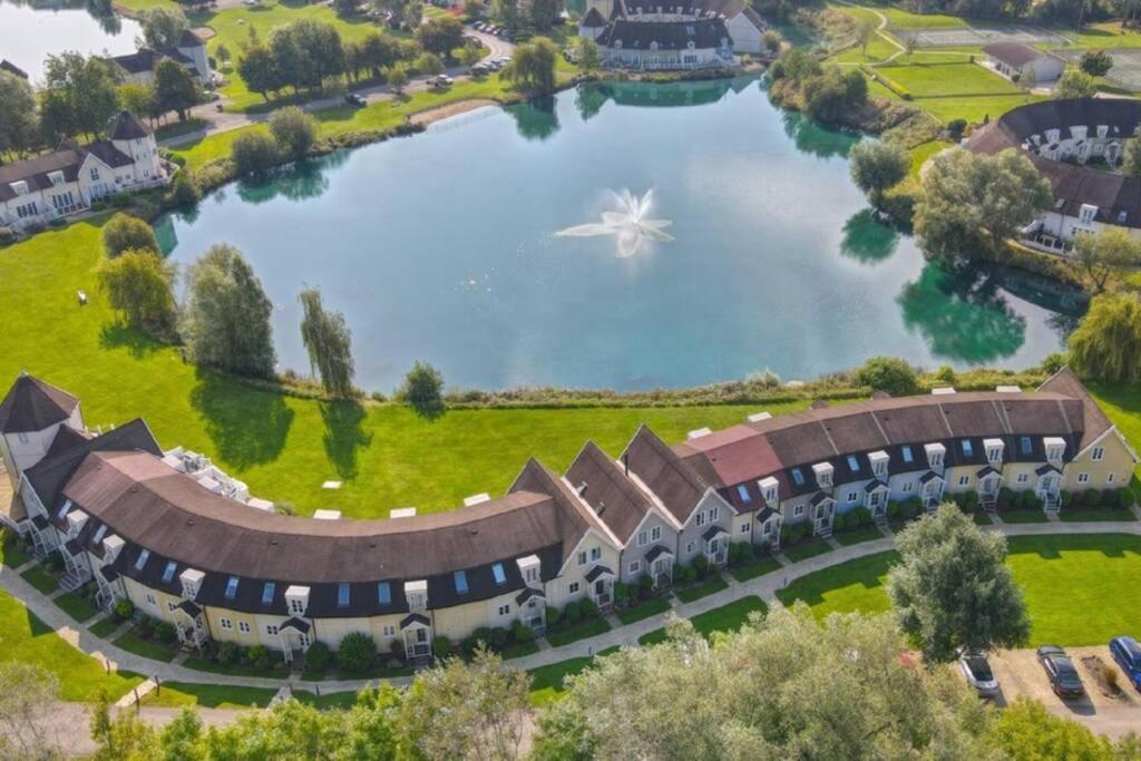 Lakehouse, 36 Isis Holiday home *